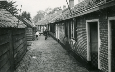 26277 Gezicht op de achterzijde van de Tusschenhoeven ( Lange Buurt ) bij het Jodenkerkhof te Bilthoven.